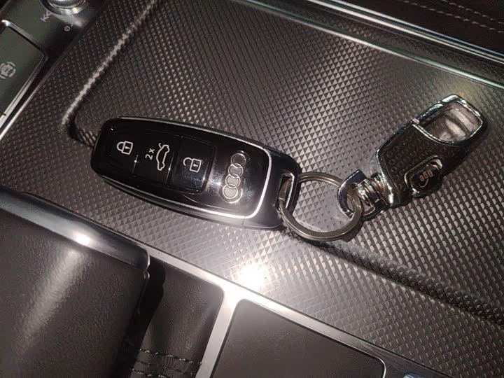 Фото 9 - Audi A6L