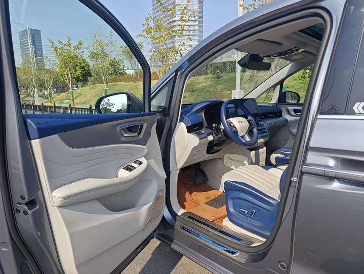 Фото 7 - Roewe iMax 8