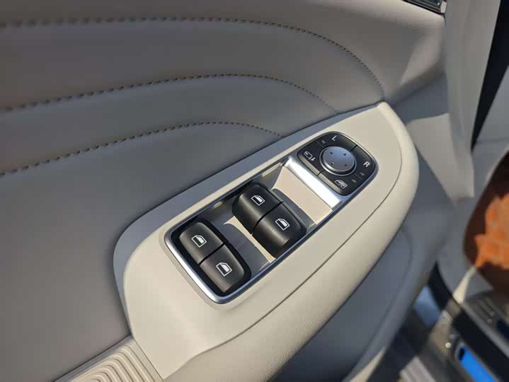 Фото 9 - Roewe iMax 8