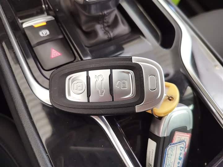 Фото 9 - Hongqi E-QM5