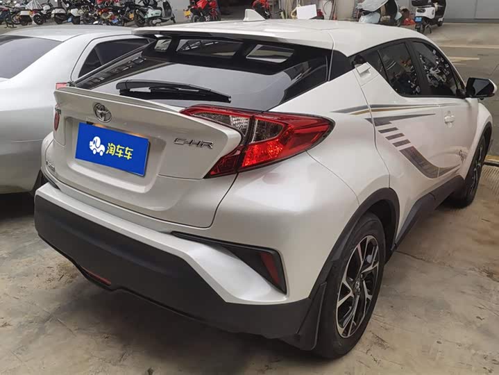 Фото 3 - Toyota C-HR