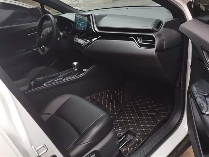 Фото 8 - Toyota C-HR