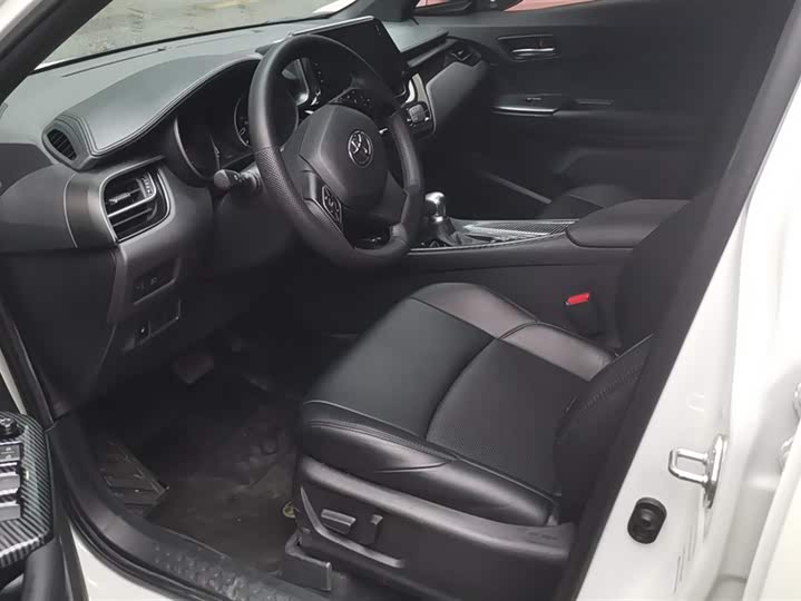 Фото 9 - Toyota C-HR