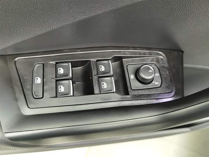 Фото 9 - Volkswagen T-Roc