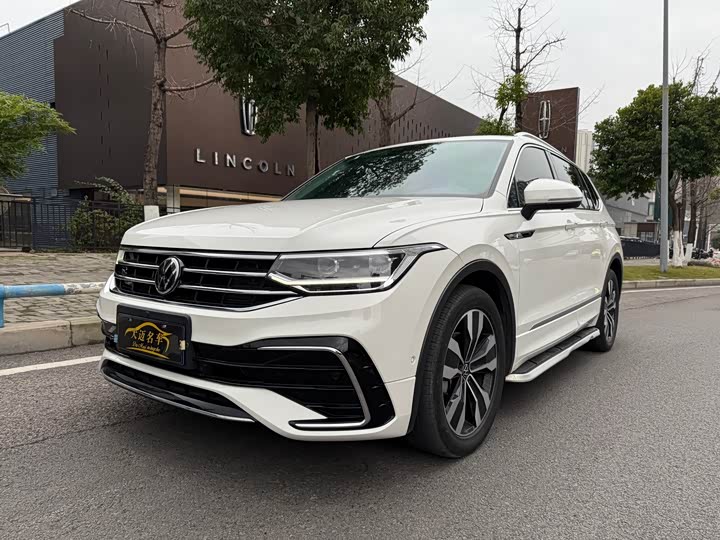 Фото 1 - Volkswagen Tiguan L Pro