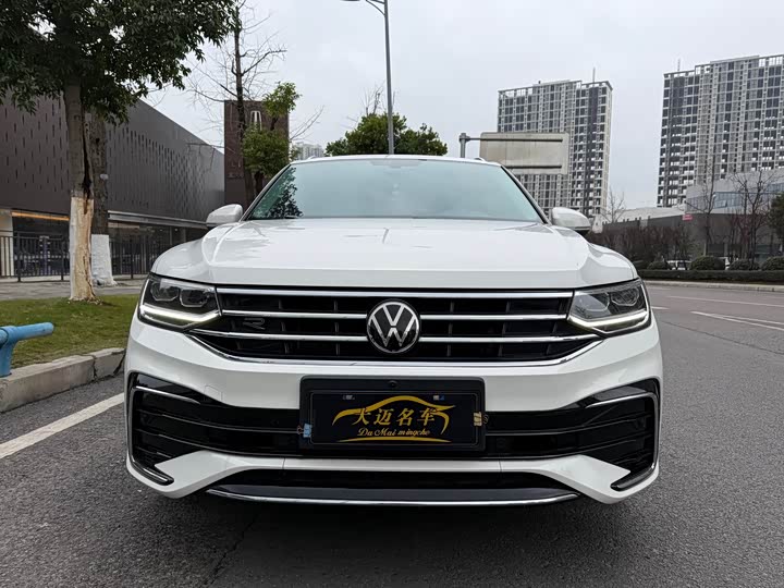 Фото 2 - Volkswagen Tiguan L Pro