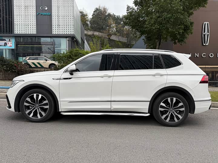 Фото 7 - Volkswagen Tiguan L Pro