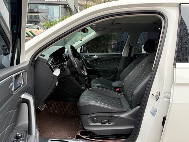 Фото 8 - Volkswagen Tiguan L Pro