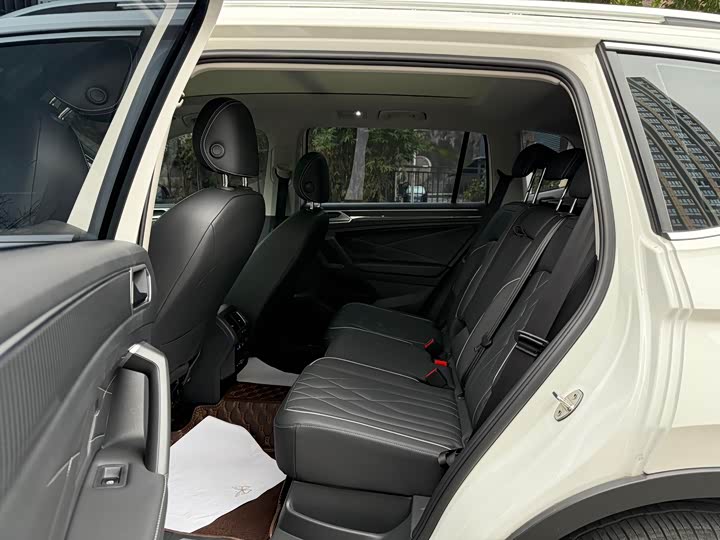 Фото 9 - Volkswagen Tiguan L Pro