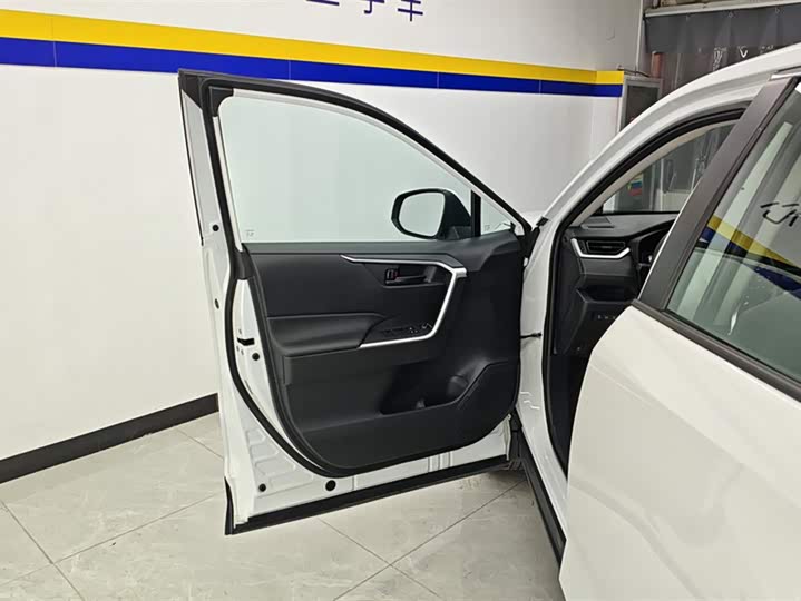 Фото 7 - Toyota RAV4