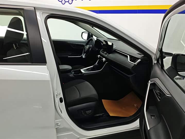 Фото 8 - Toyota RAV4