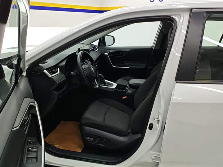 Фото 9 - Toyota RAV4