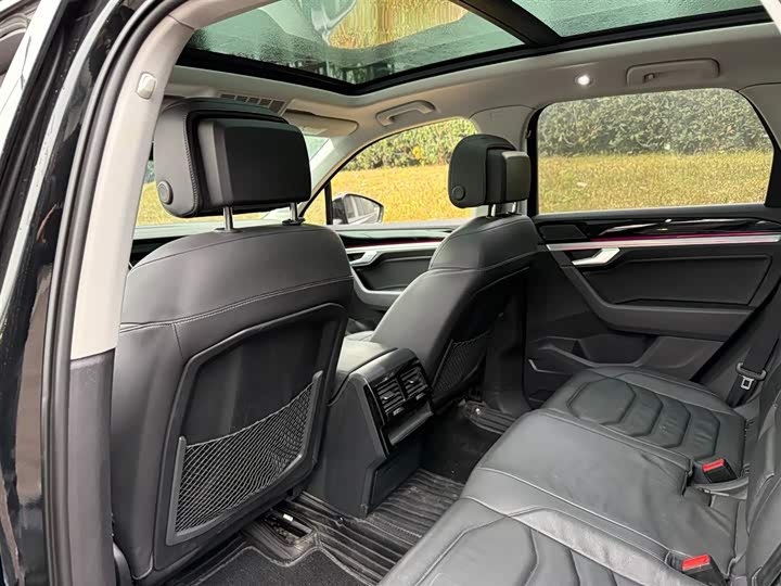 Фото 9 - Volkswagen Touareg