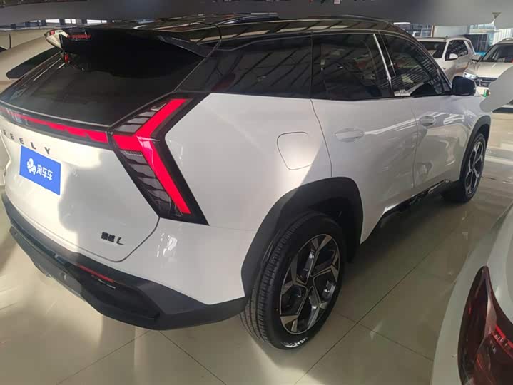 Фото 3 - Geely Atlas L