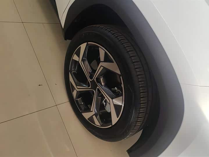 Фото 6 - Geely Atlas L