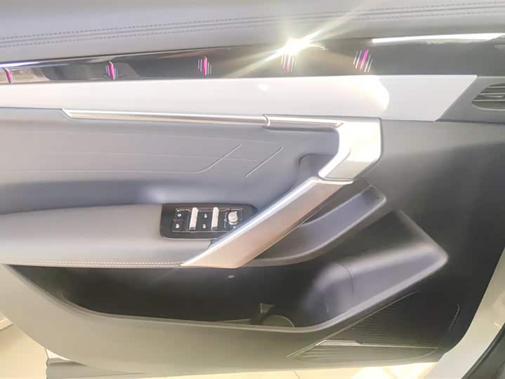 Фото 7 - Geely Atlas L