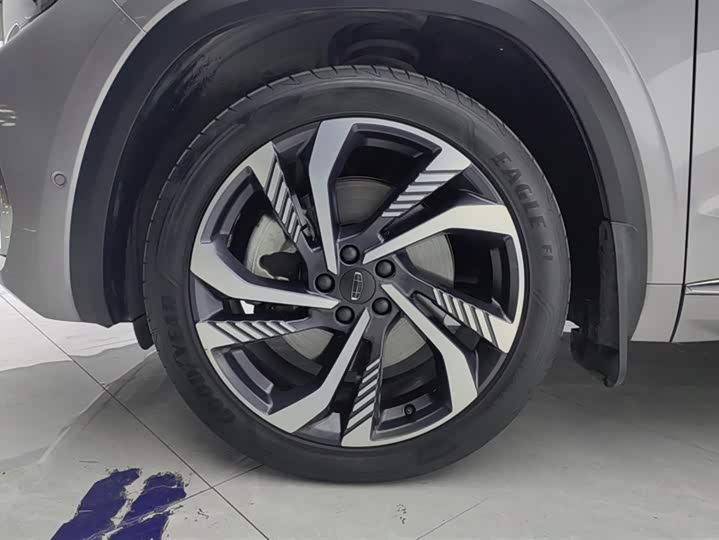 Фото 6 - Geely Monjaro