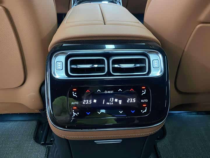 Фото 9 - Mercedes-Benz S-Class