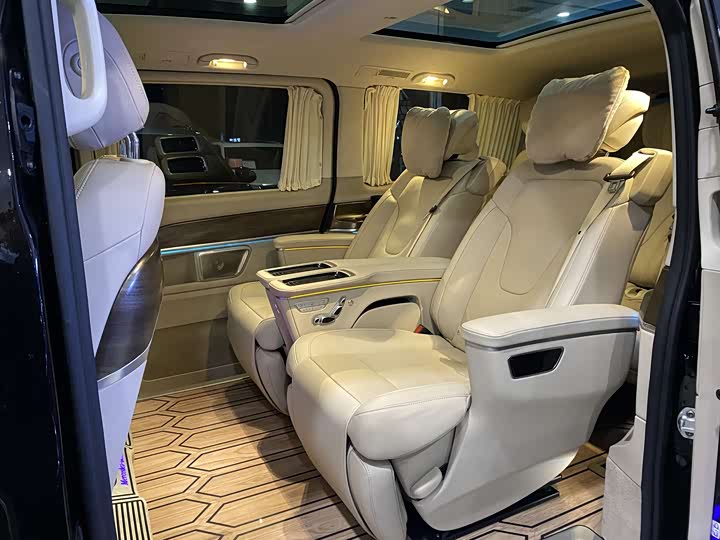 Фото 8 - Mercedes-Benz V-Class