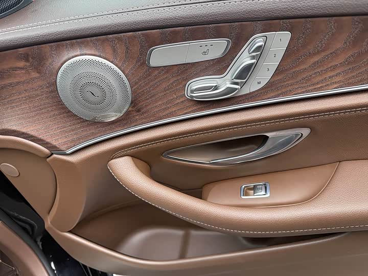 Фото 9 - Mercedes-Benz E-Class