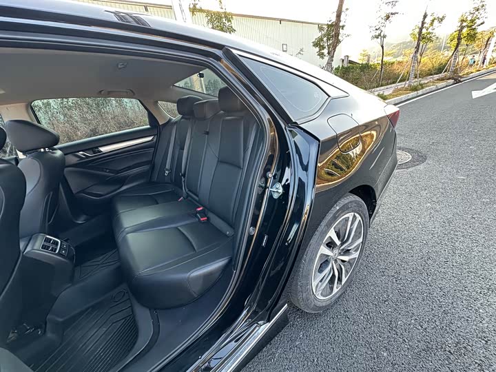 Фото 9 - Honda Accord