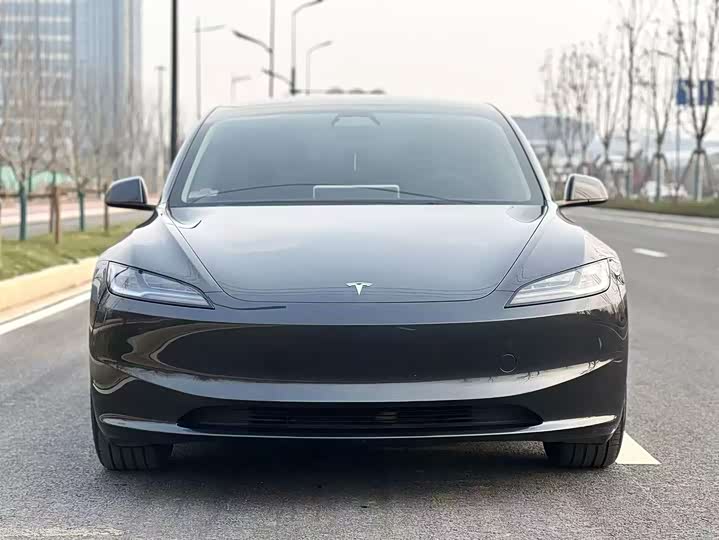 Фото 2 - Tesla Model 3