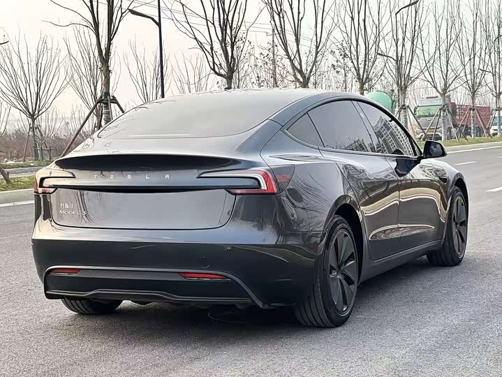 Фото 4 - Tesla Model 3