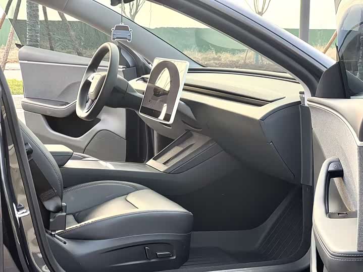 Фото 9 - Tesla Model 3