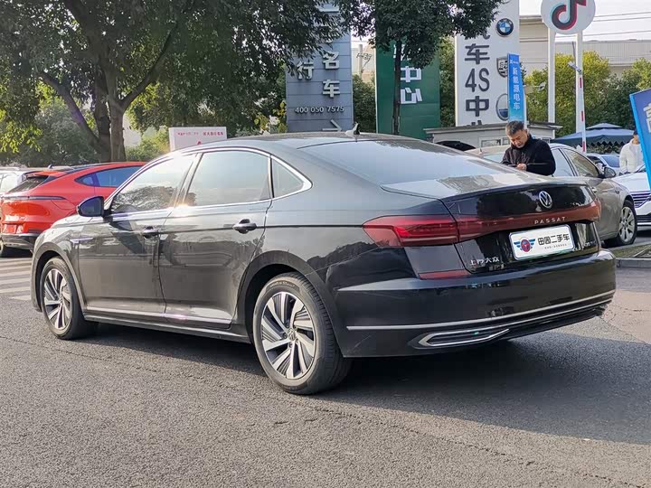 Фото 4 - Volkswagen Passat Hybrid