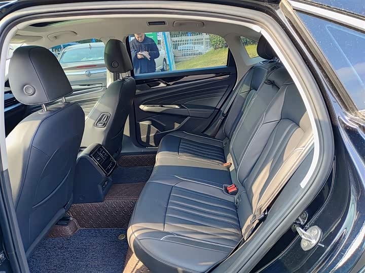 Фото 8 - Volkswagen Passat Hybrid