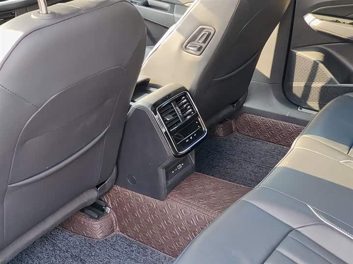 Фото 9 - Volkswagen Passat Hybrid