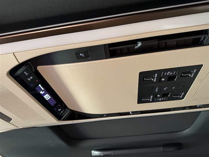 Фото 7 - Toyota Vellfire