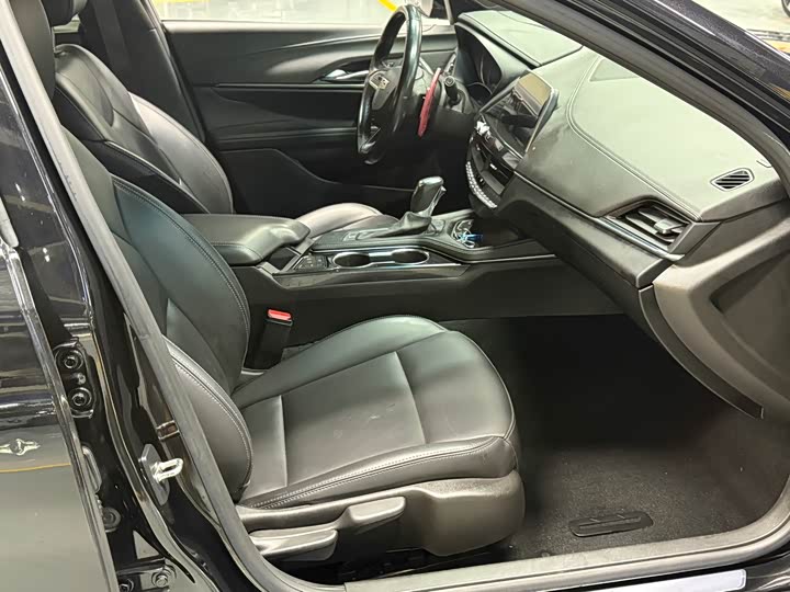 Фото 9 - Cadillac CT4