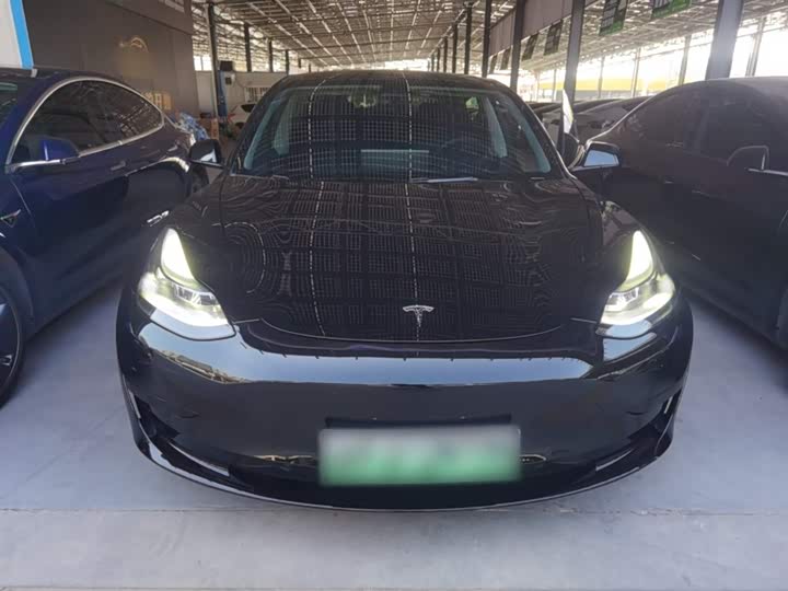 Фото 3 - Tesla Model 3