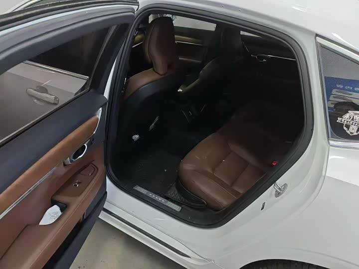 Фото 4 - Volvo S90