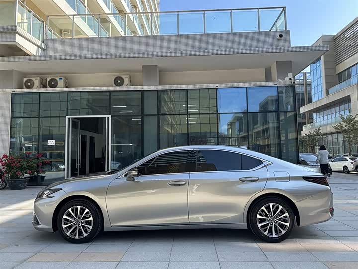 Фото 8 - Lexus ES