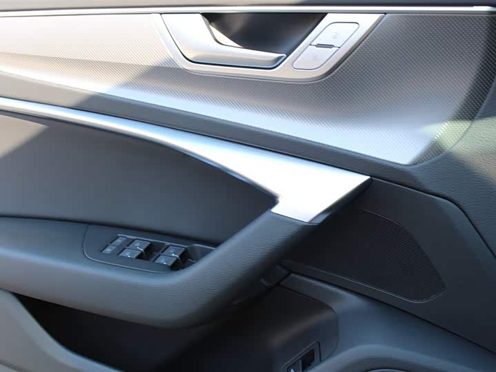 Фото 7 - Audi A6L