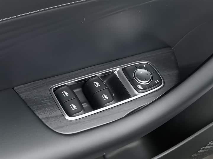 Фото 9 - Roewe D7