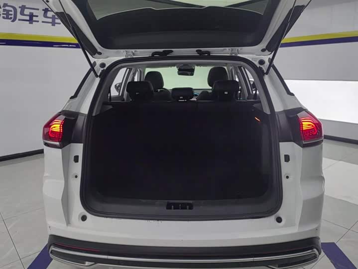 Фото 4 - Geely Atlas