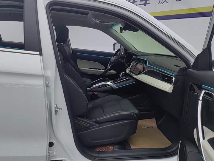 Фото 8 - Geely Atlas