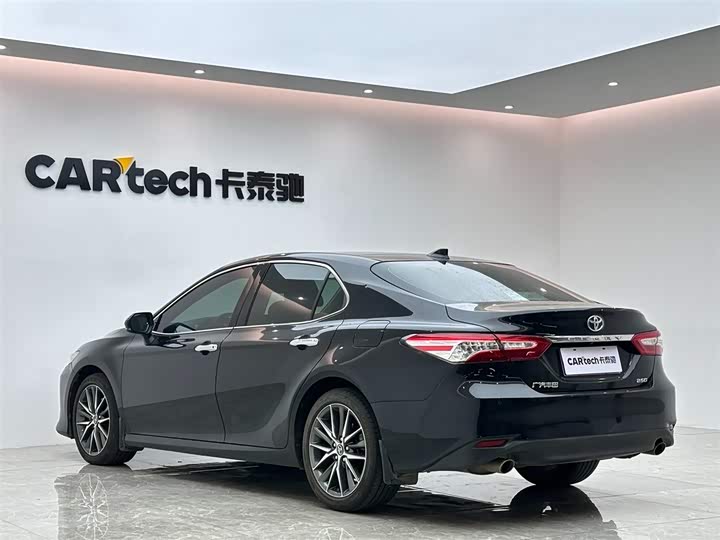 Фото 3 - Toyota Camry