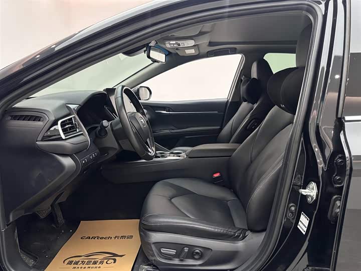 Фото 8 - Toyota Camry