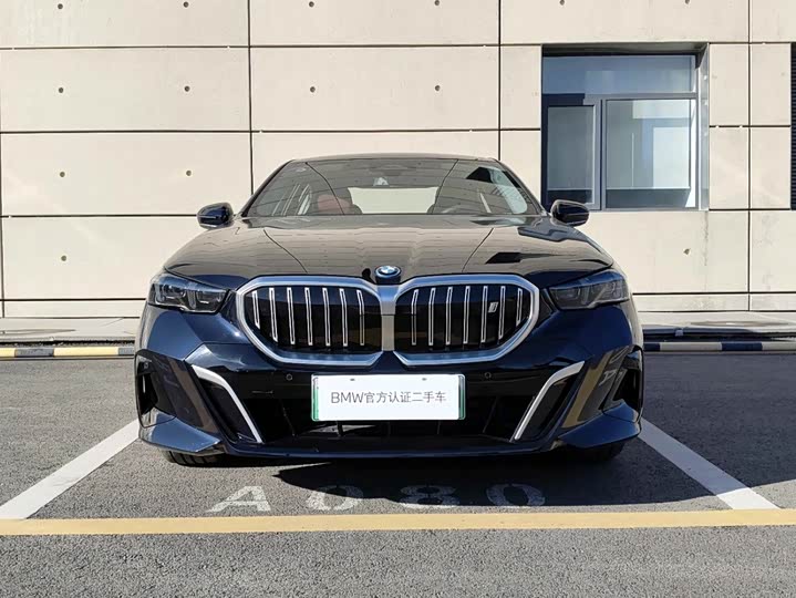 Фото 2 - BMW i5