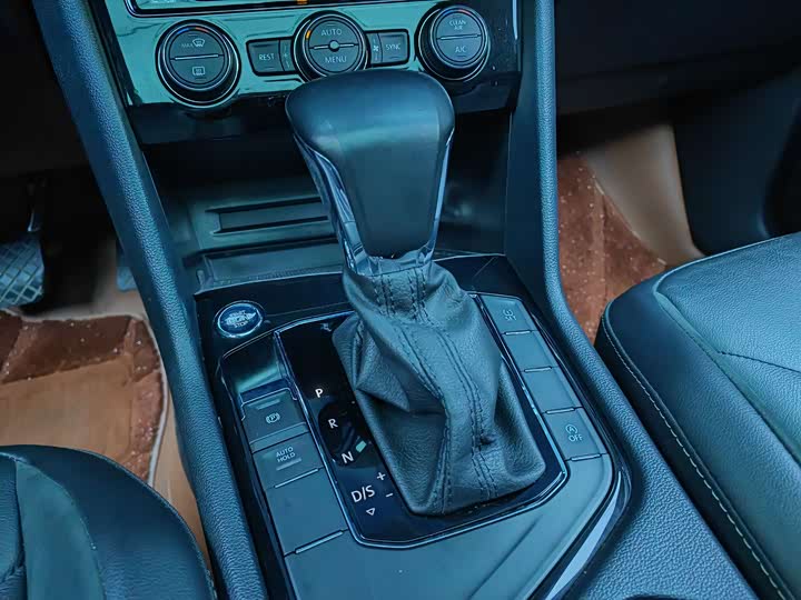 Фото 9 - Volkswagen Tiguan L Pro