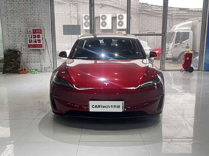 Фото 2 - Tesla Model 3