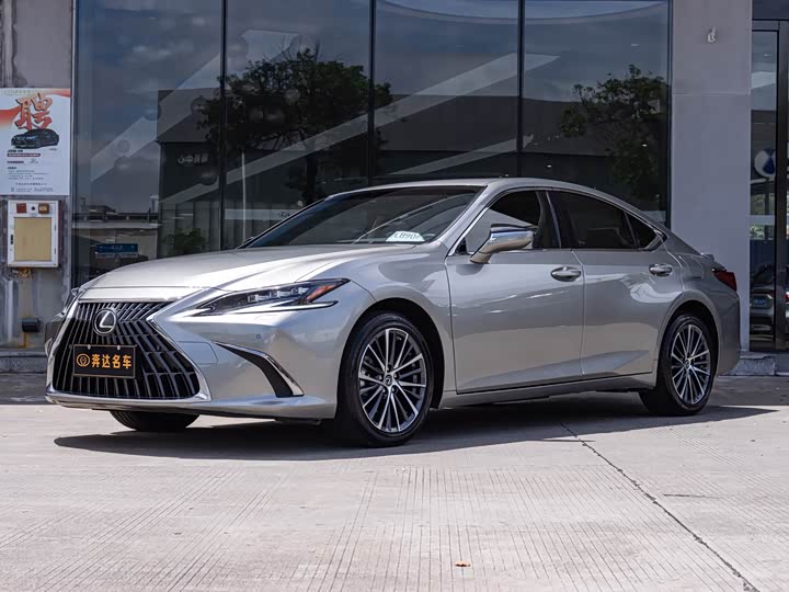 Фото 1 - Lexus ES