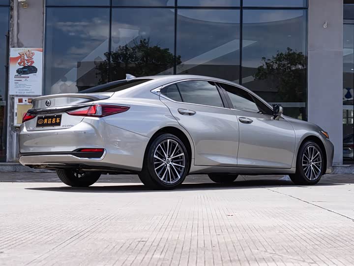 Фото 3 - Lexus ES