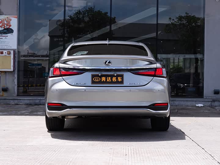 Фото 5 - Lexus ES