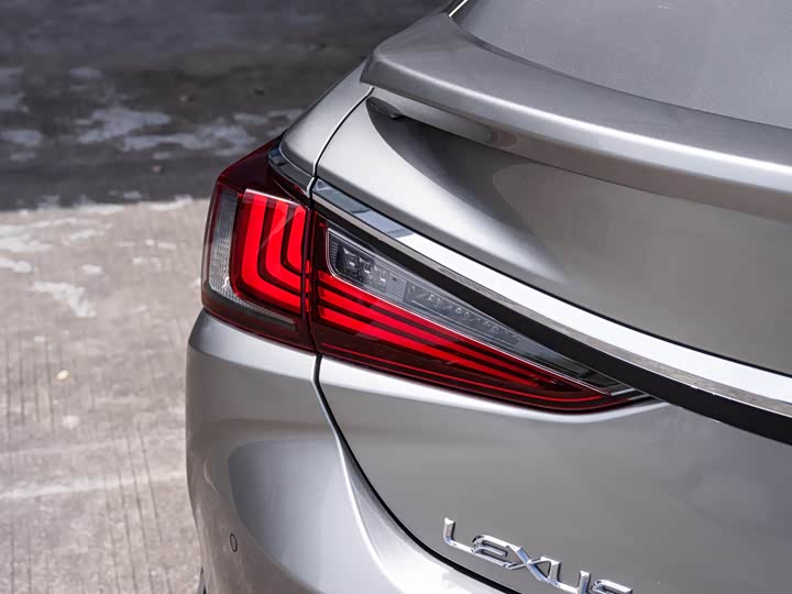 Фото 7 - Lexus ES