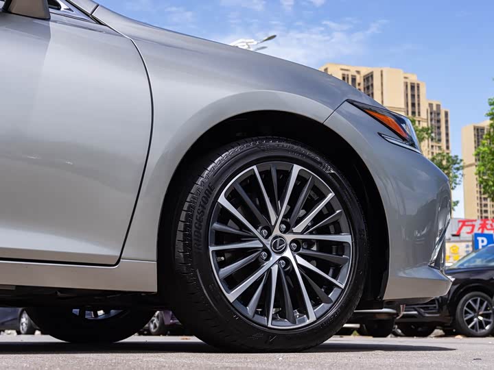 Фото 8 - Lexus ES